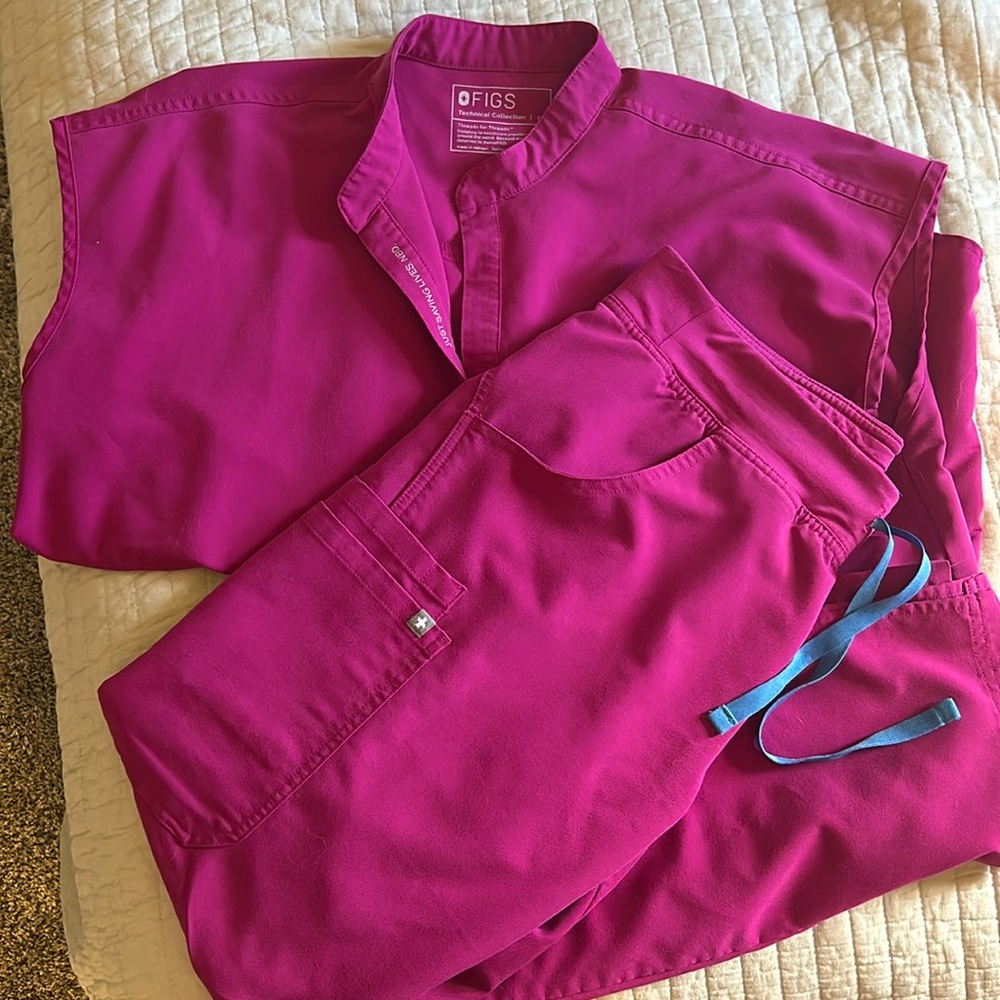 FIGS scrubs - women’s M